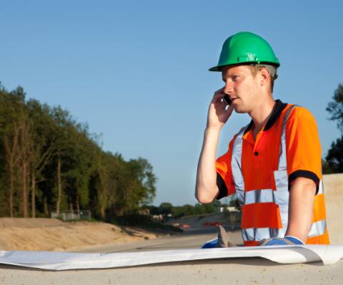 inżynier rozmawiający przez telefon